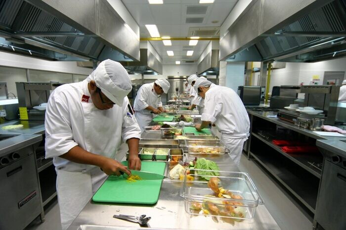 Khu vực sơ chế thực phẩm trong thiết kế bếp nhà hàng