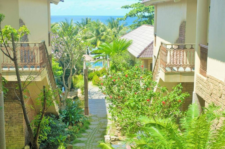 Khu vườn xanh mát tại Coral Bay Resort