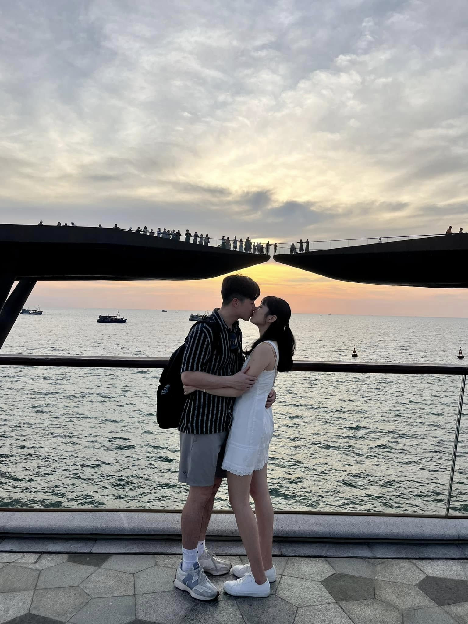 Khung cảnh hoàng hôn trên cầu