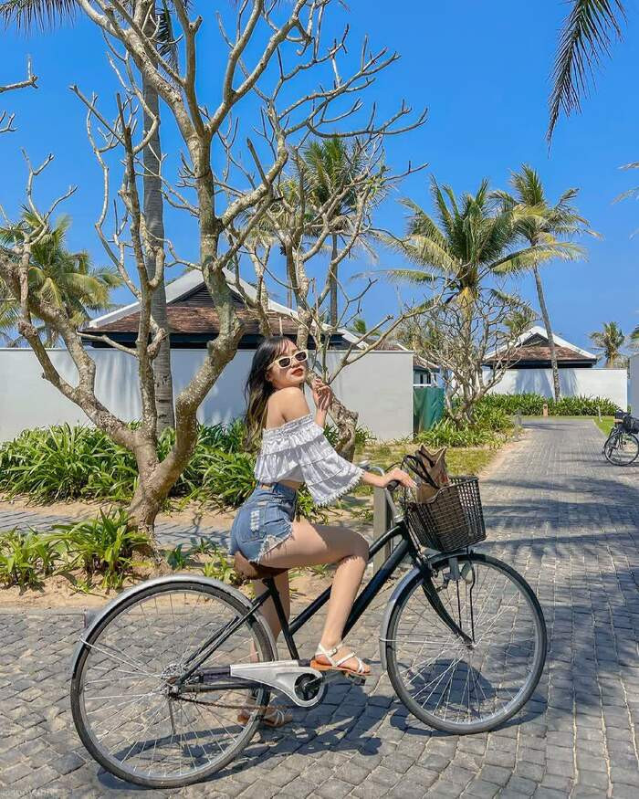 Khuôn viên xanh mát và các tiện nghi đẳng cấp tại resort