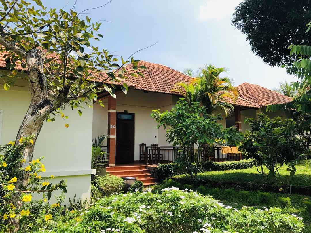 Khuôn viên xinh đẹp với những Bungalow tại Eco Resort Phú Quốc