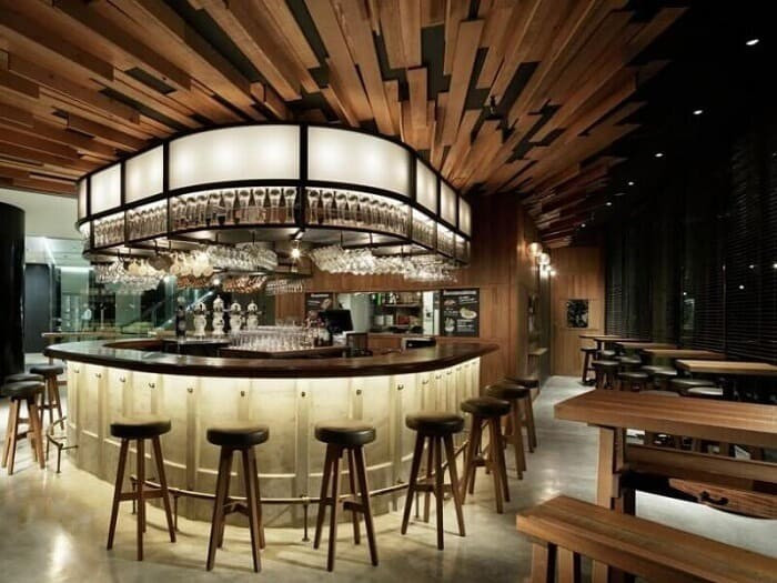 Kích thước quầy bar hình chữ C gọn gàng, đầy ấn tượng