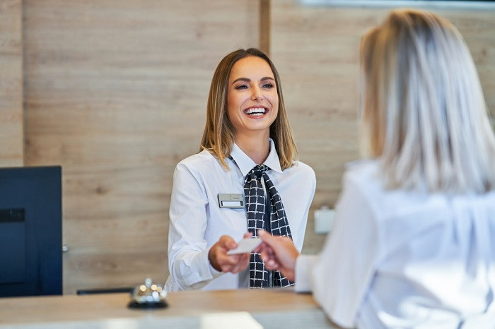 Kiểm tra thời gian check-in, check-out của khách sạn.