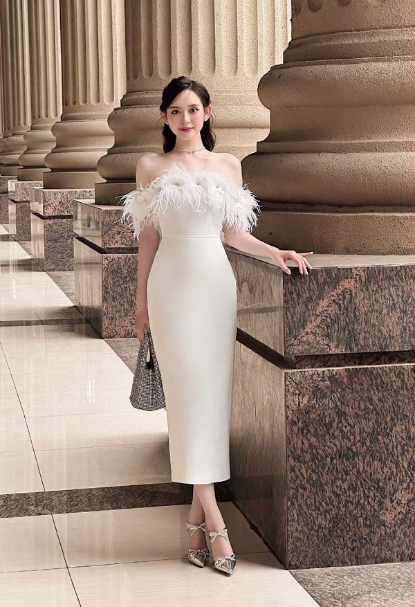 Kiểu đầm body khoe trọn bờ vai gợi cảm, mang lại sự nữ tính và thanh lịch