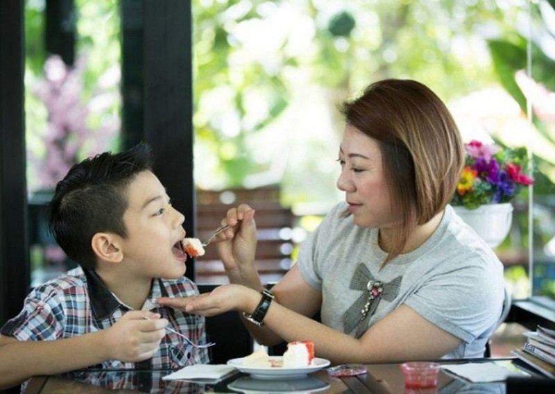 Kiểu nuôi dạy con &quot;Cha mẹ trực thăng&quot;