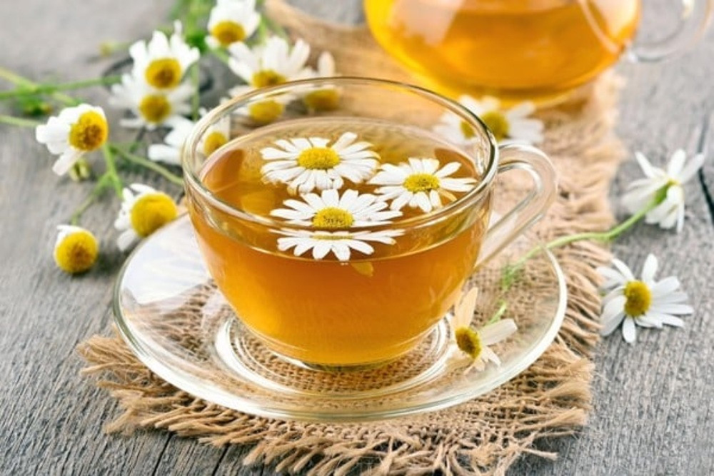 Làm dịu và trắng da với trà hoa cúc