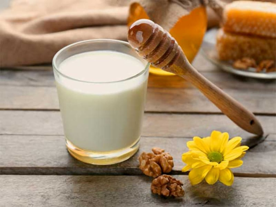 Làm mềm tóc khi dùng sữa kết hợp với mật ong
