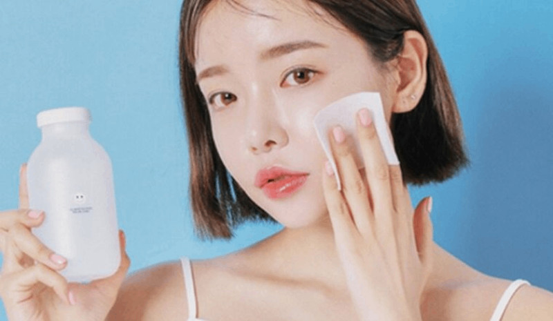 Làm sạch da bằng tẩy trang
