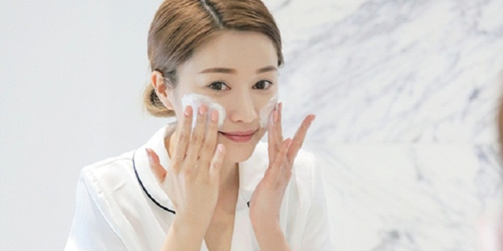 Làm sạch da lại với sữa rửa mặt chuyên dùng cho da mụn ẩn