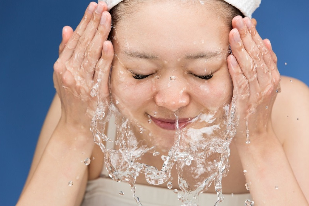 Làm sạch da nhẹ nhàng bằng nước ấm và sữa rửa mặt là một bước rất quan trọng