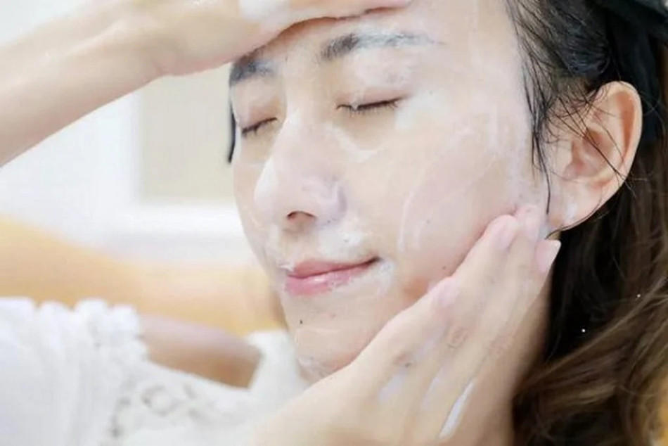 Làm sạch da trước khi trang điểm