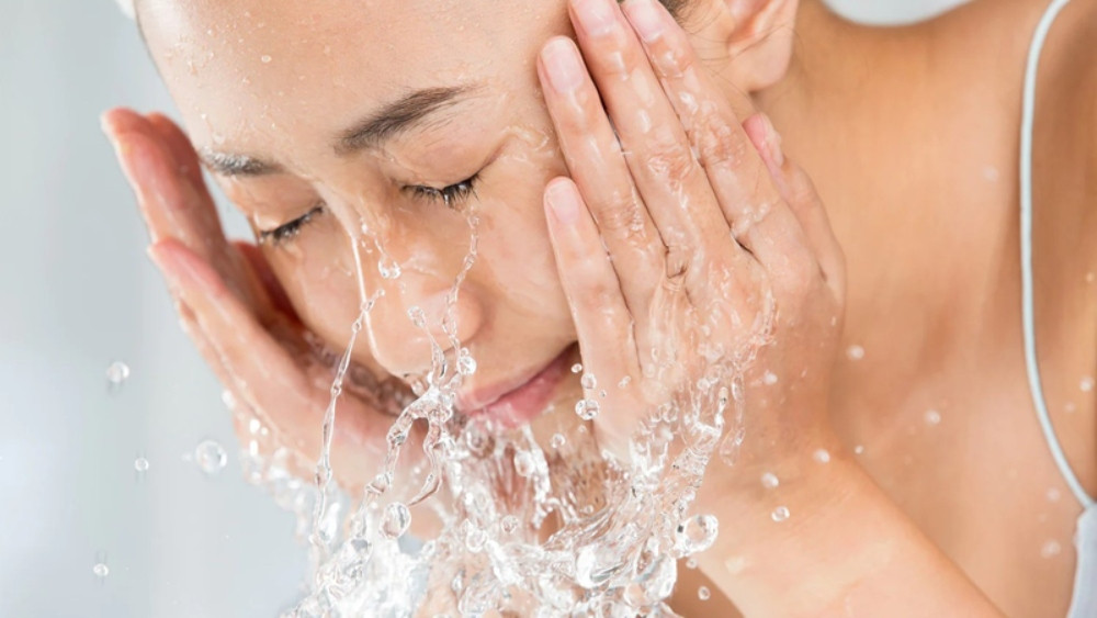Làm sạch sâu với sữa rửa mặt