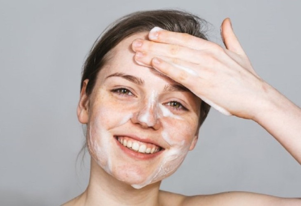 Làm sạch với sữa rửa mặt dịu nhẹ