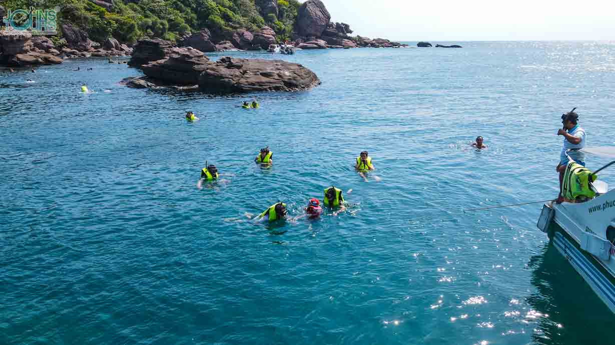 Lặn ngắm san hô với tour cano của John’s Tours Phú Quốc