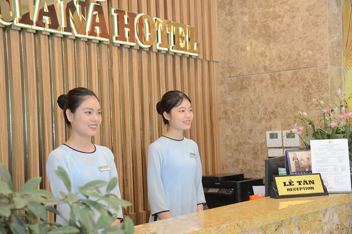 Công việc của lễ tân nhà hàng là gì? Kỹ năng, mức thu nhập từ A-Z