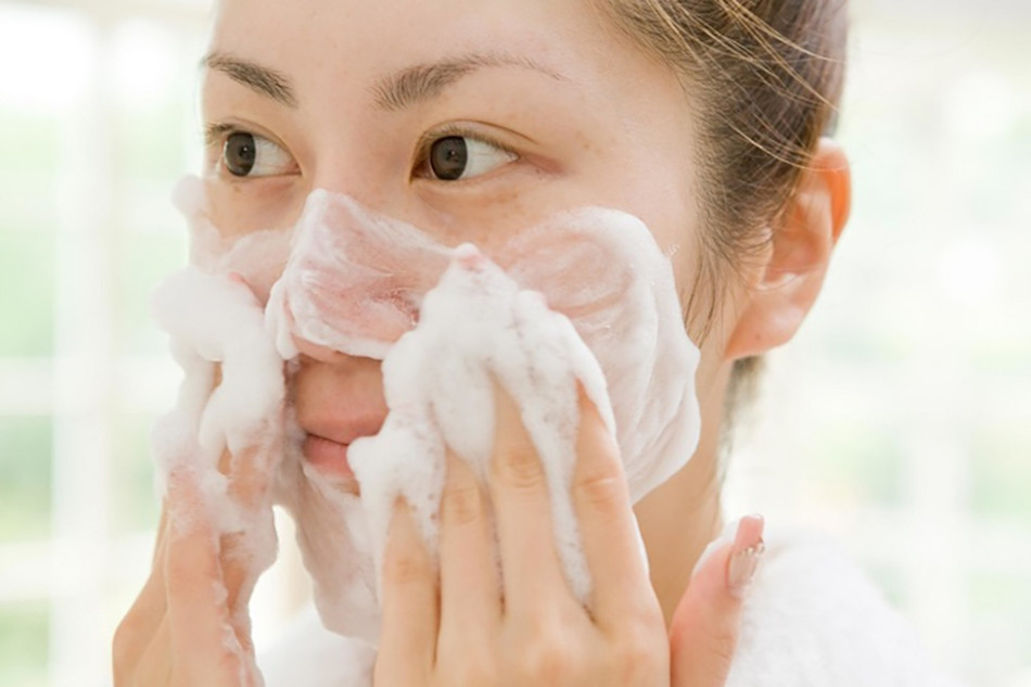 Luôn giữ cho da mặt sạch sẽ giúp cho da không bị mụn