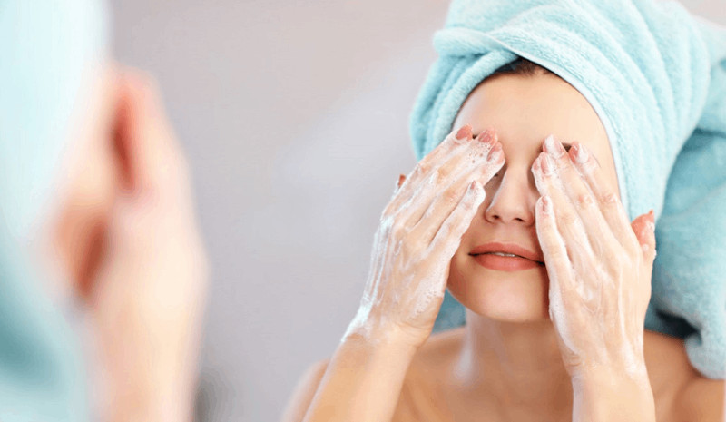 Lưu ý không làm dụng sữa rửa mặt để tránh làm tăng độ nhạy cảm của làn da.