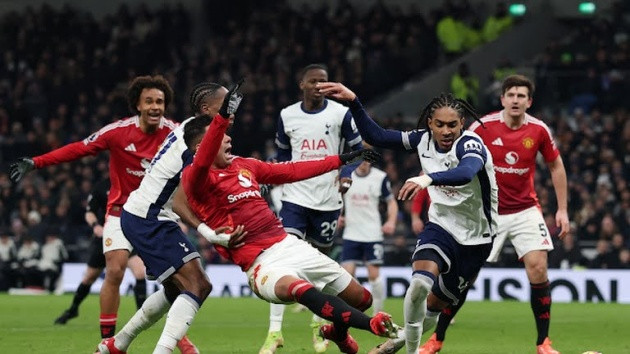 Man United gặp khó khăn