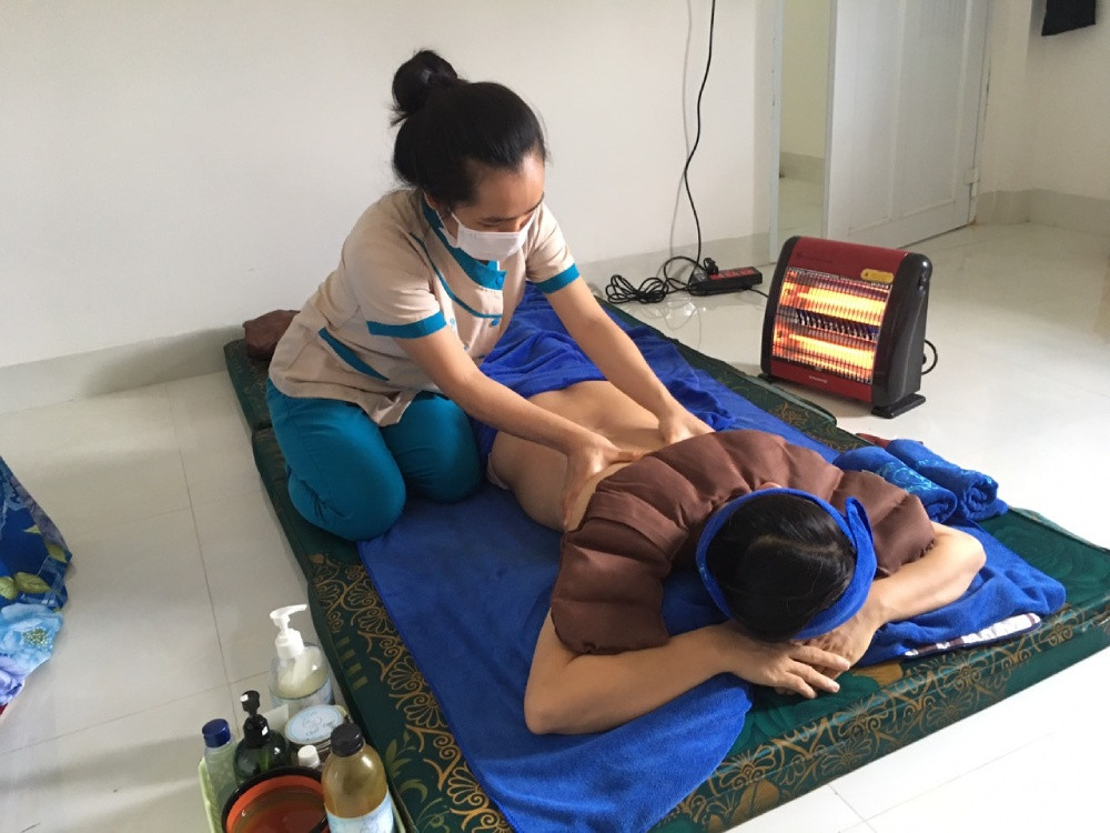 Massage da mặt và body giúp kích thích tuần hoàn máu, tăng cường linh hoạt cho cơ bắp.