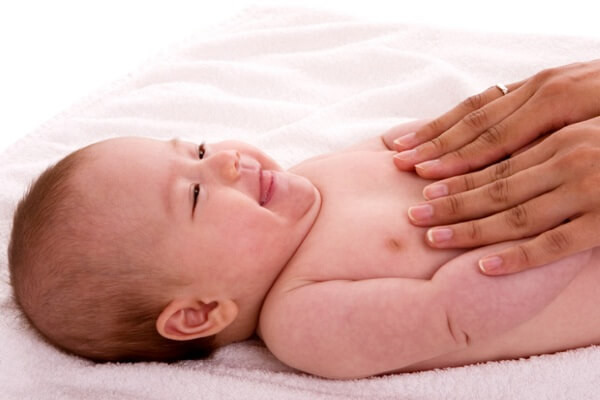 Massage mang lại lợi ích cho hệ tiêu hóa và tăng cân cho trẻ sơ sinh.