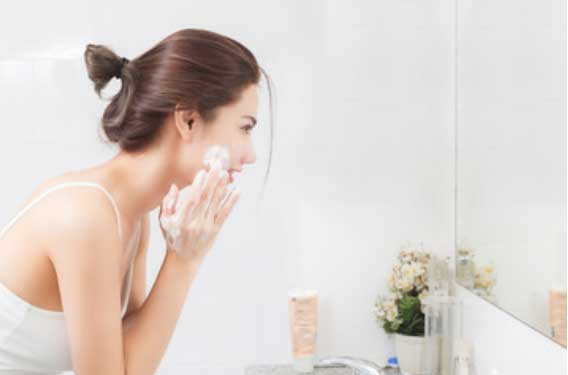 Massage mặt để làm sạch
