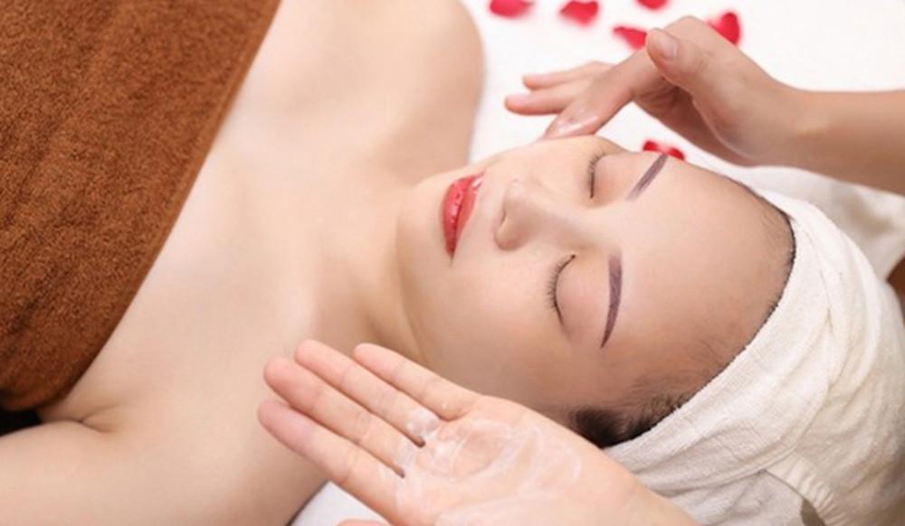 Massage mặt giúp kích thích sự lưu thông máu, da hồng hào hơn