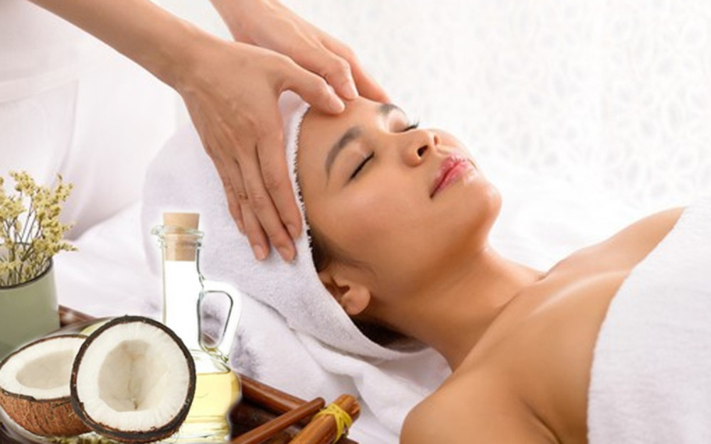 Massage mặt và vùng mắt nhẹ nhàng là phương pháp rất tốt để chống lão hóa