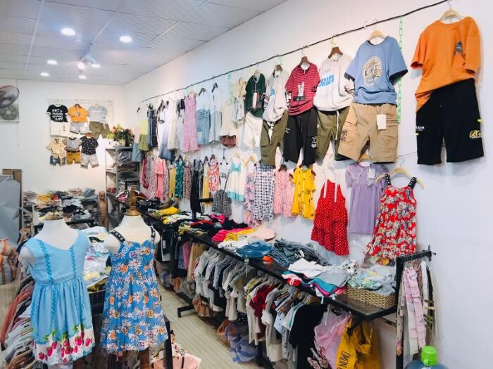 Mặt hàng thời trang giúp đa dạng sản phẩm của cửa hàng tạp hóa