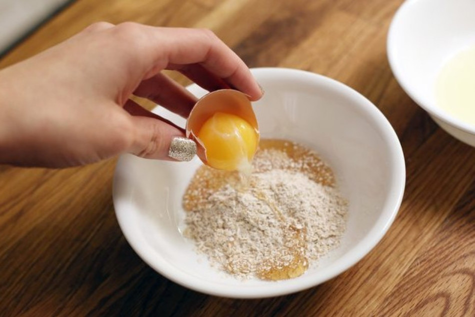 Mặt nạ bột gạo lứt và lòng trắng trứng giúp dưỡng trắng da