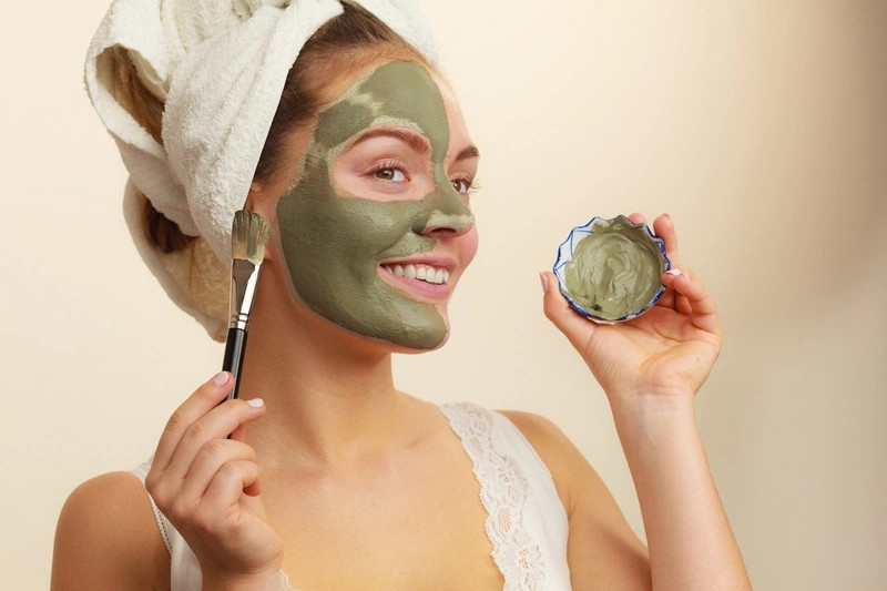 Mặt nạ đất sét là một giải pháp hữu ích để hấp thụ dầu trên da