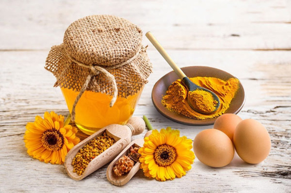 Mặt nạ nghệ, mật ong kết hợp trứng gà thâm