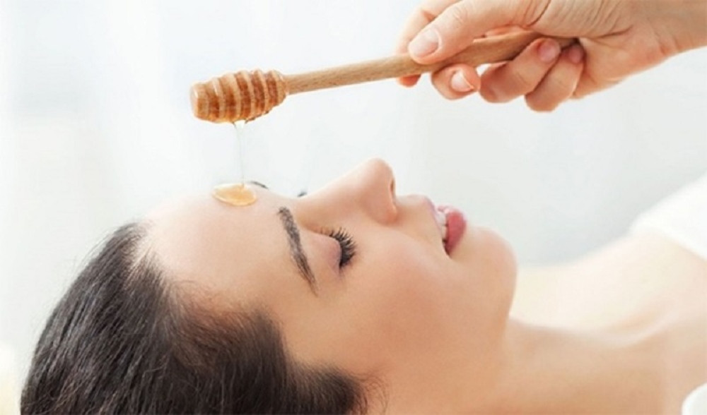 Mật ong giúp tẩy tế bào chết nhẹ nhàng và kích thích sự phát triển của tế bào mới.