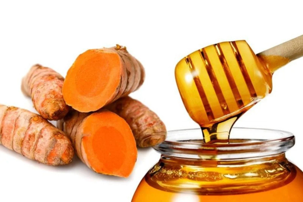 Mật ong và nghệ làm sáng da