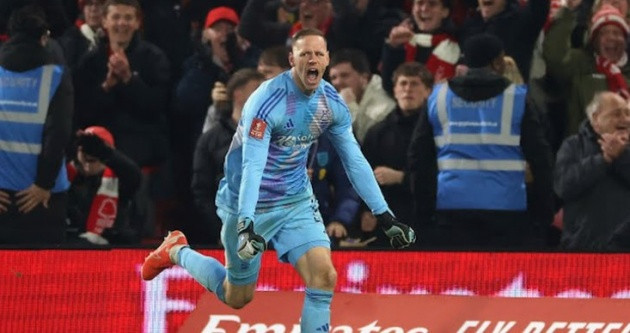 Matz Sels tỏa sáng trong loạt sút luân lưu