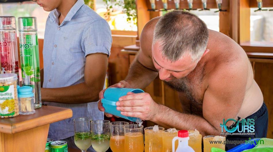 May Rut Trong Beach Bar - John