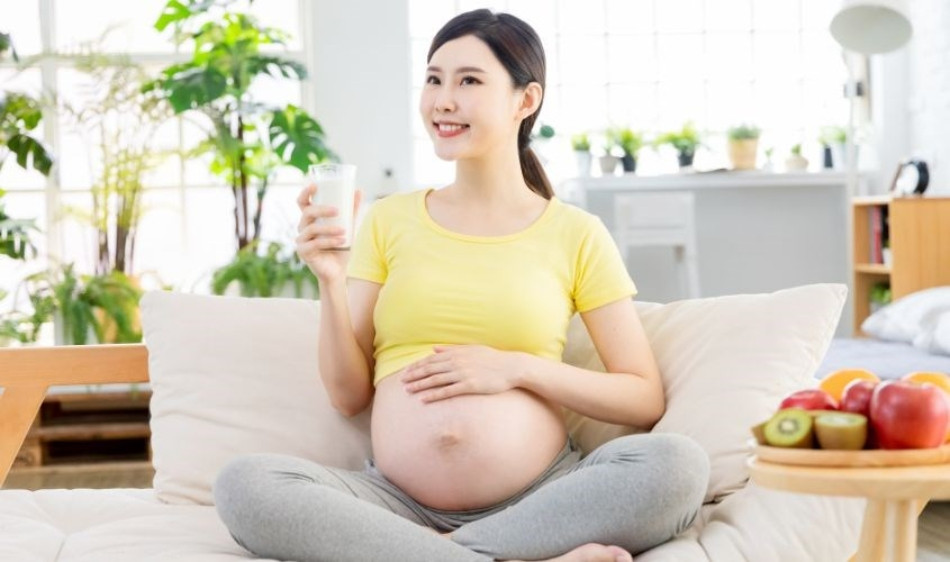 Mẹ bầu nên uống đủ nước mỗi ngày