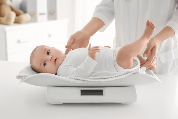 Mẹ có thể chuyển đổi loại sữa nếu muốn bé phát triển chiều cao và cân nặng tốt hơn