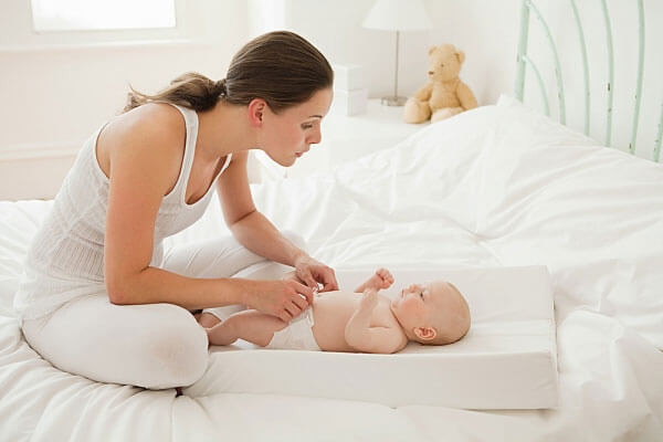 Mẹ nên chọn thời điểm thích hợp để massage cho bé sơ sinh.