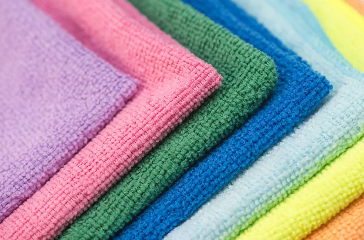 Microfiber được làm từ polyester và polyamide cùng một số thành phần thiên nhiên khác