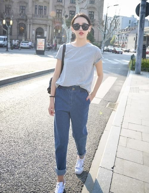 Mix áo thun với quần baggy năng động