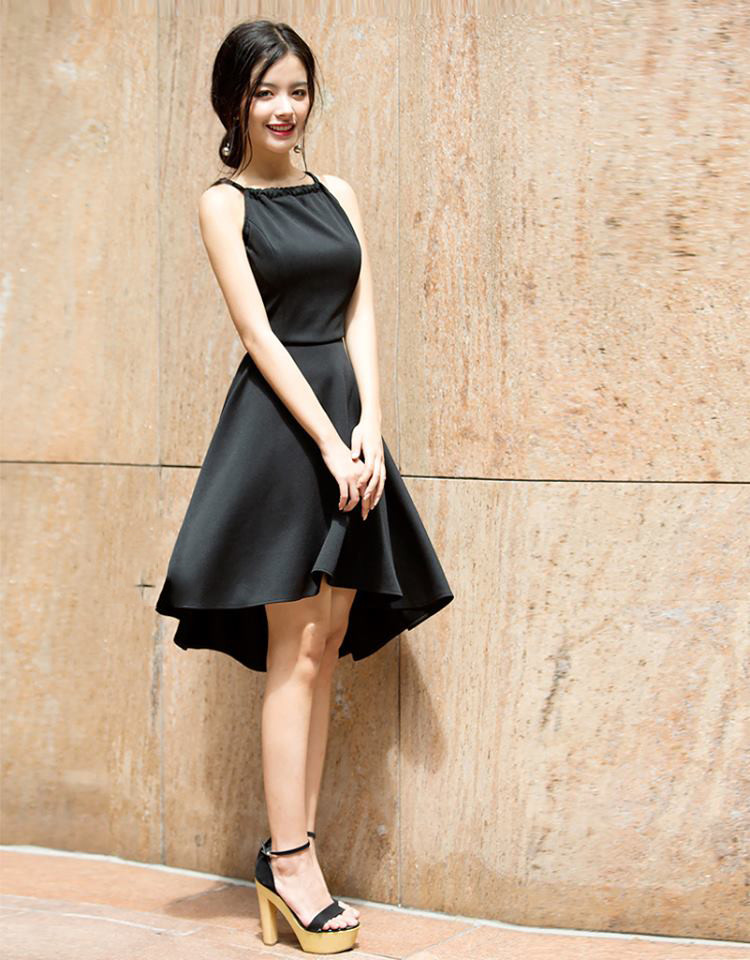 Mix áo yếm cùng màu với chân váy đen và giày cao gót