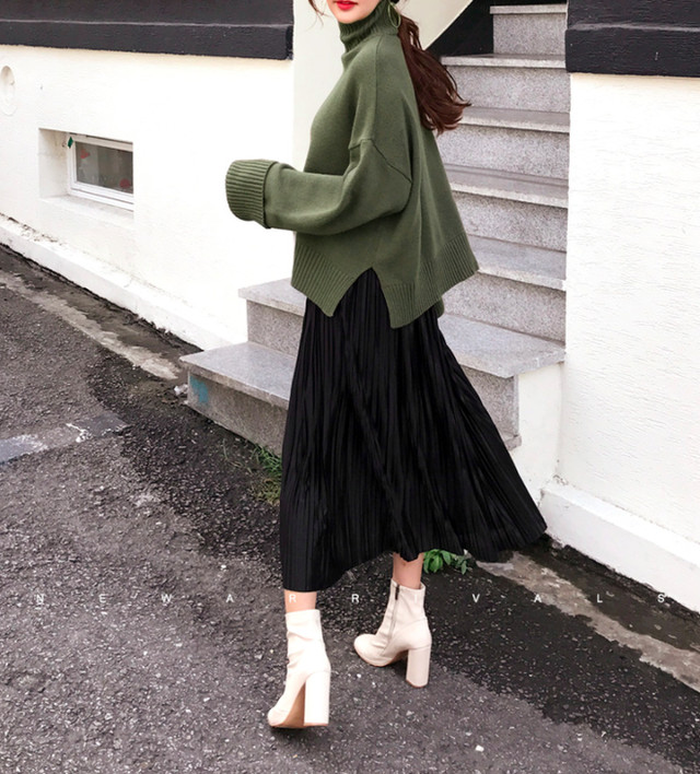 mix chân váy đen xoè dài với áo len mùa đông