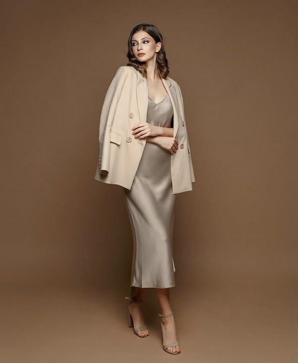 Mix đồ đi đám cưới cho nữ cá tính với váy maxi lụa mềm mại kết hợp blazer.