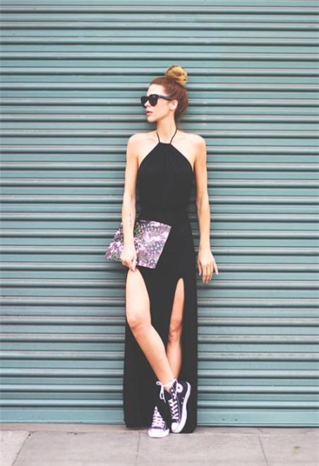 Mix giày thể thao xanh navy với váy xẻ tà