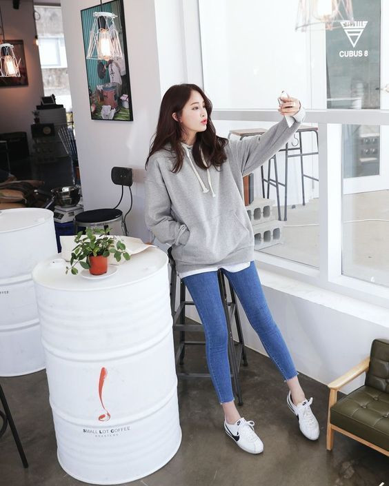 Mix quần Jeans bó cùng áo Hoodie kiểu truyền thống