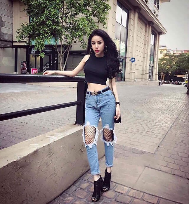 Mix quần jeans rách và áo Croptop
