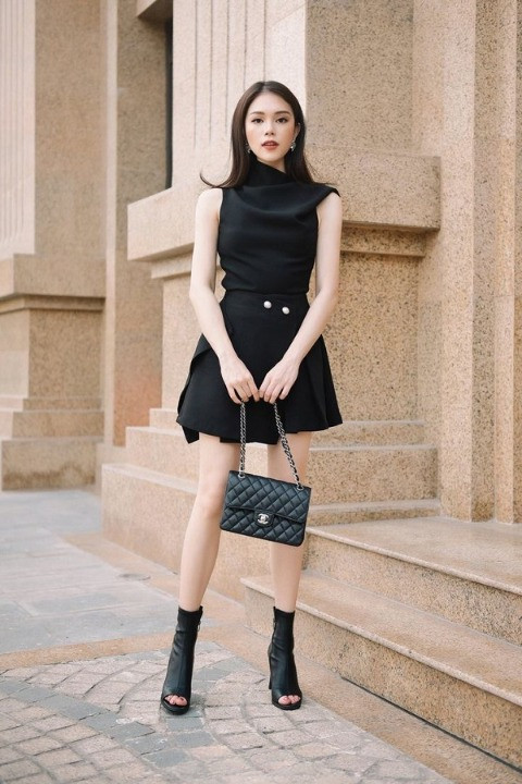 Mix váy chữ A với boots mang đến vẻ ngoài mạnh mẽ, trendy.