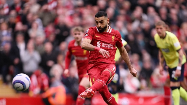 Mohamed Salah tỏa sáng với cú đúp
