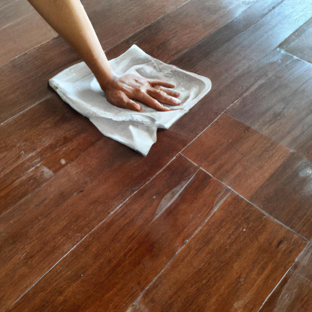 Một người sử dụng một tấm vải mềm để làm sạch và bảo quản sàn gỗ teak tự nhiên.
