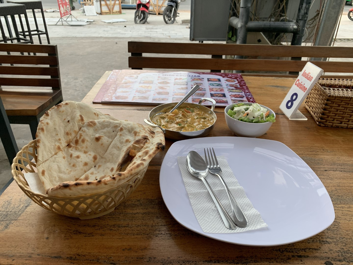 Naan tỏi tự làm tại Sher-e-Punjab